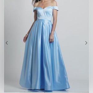 Dave & Johnny style 8875 ice blue color size 1/2 prom dress